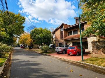 Casa · 220m² · 5 Ambientes · 2 Cocheras · Casa en Venta - Lomas de San Isidro - La Merced