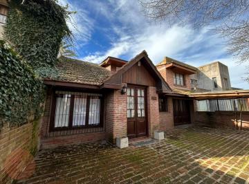 Casa · 175m² · 4 Ambientes · 2 Cocheras · Venta - Casa de 4 Ambientes en Barrio Los Tilos