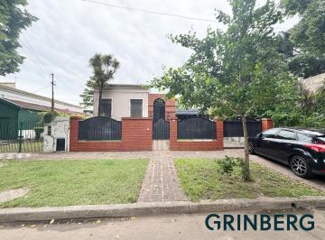 Casa · 350m² · 5 Ambientes · 4 Cocheras · Casa 4 Dorm. con Parque, Pileta y Quincho en Adrogué