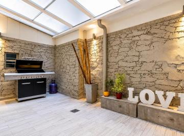 Departamento · 165m² · 6 Ambientes · 1 Cochera · Piso Completo de 200 m² con Patio Propio y Cochera.