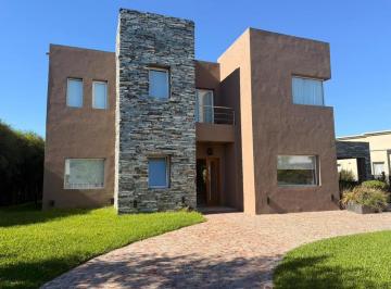 Casa · 190m² · 4 Ambientes · 5 Cocheras · Casa Moderna en Haras Santa Maria 3 Dorm Pileta Climatizada
