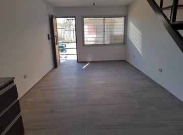Casa · 57m² · 3 Ambientes · 1 Cochera · En Alquiler | Duplex en Cuesta Colorada de 2 Dorm. - Av Las Acacias