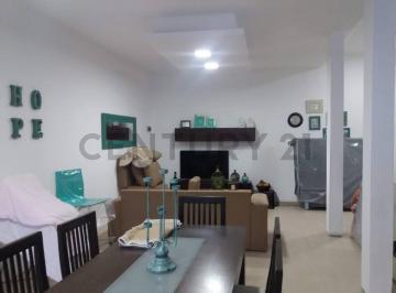 Casa · 311m² · 2 Ambientes · 1 Cochera · Casa en Venta Quilmes 2 Dorm. Pileta Cochera Posible Apto Banco