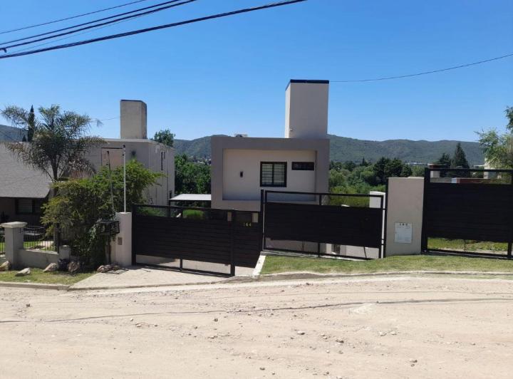 Casa · 107m² · 10 Ambientes · 2 Cocheras