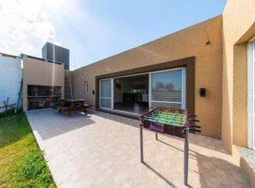 Casa · 75m² · 3 Ambientes · 1 Cochera · Casa en Venta Piñero Dos Dorm. con Pileta