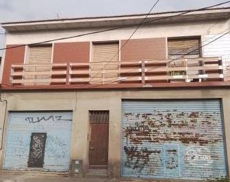 Edificio · 20 Cocheras · Edificio Comercial en Turdera