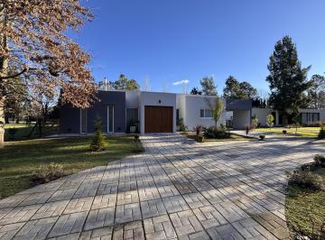 Casa · 170m² · 4 Ambientes · 4 Cocheras · Casa en Miralagos 1 de Tres Dorm.