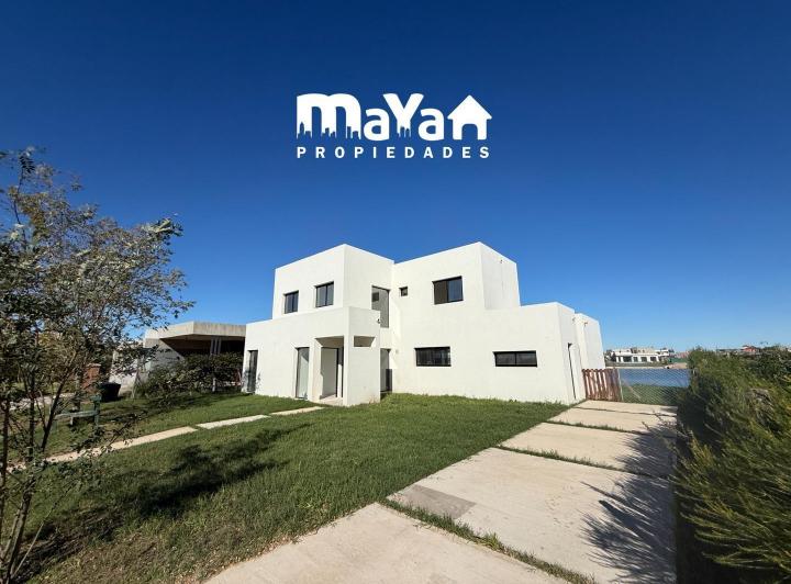 Casa · 243m² · 4 Ambientes · 2 Cocheras