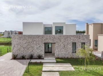 Casa · 223m² · Casa en Santa Ana