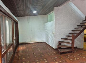 Casa · 120m² · 4 Ambientes · 1 Cochera · Alquiler Casa de Tres Dorm. y Cochera