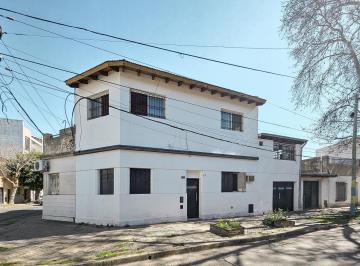 Casa · 160m² · 6 Ambientes · 1 Cochera · Casa de 3 Dorm. con Cochera, Quincho, Esquina en Arroyito