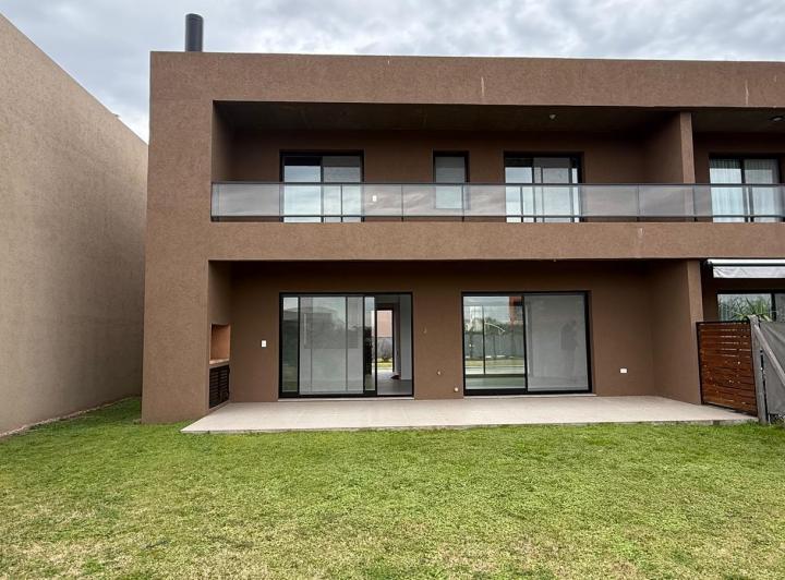 Casa · 124m² · 3 Dormitorios · 2 Cocheras