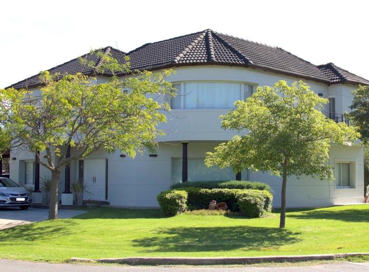 Casa · 1200m² · 4 Ambientes · 1 Cochera