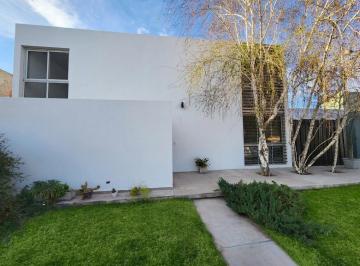 Casa · 331m² · 3 Ambientes · 2 Cocheras · Se Vende Casa en Rodeo de La Cruz, Mza.