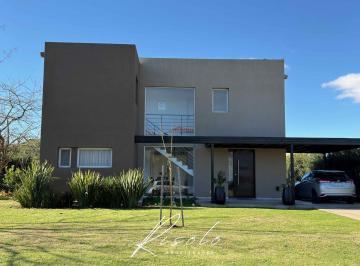 Casa · 180m² · 5 Ambientes · 1 Cochera · Casa en Alquiler. 3 Dorm.. Pileta. Jardin. Parrilla. Barrio Cerrado, Escobar