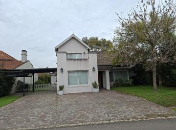 Casa · 304m² · 6 Ambientes · 3 Cocheras · Casa en Venta y Alquiler Los Lagartos C. C.