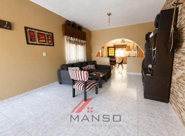 Casa · 245m² · 4 Ambientes · 2 Cocheras · Casa 4 Ambientes - Pontevedra - Cochera - Parrilla - Venta