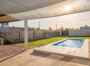 Casa · 65m² · 2 Ambientes · 2 Cocheras · Quincho con Pileta Escriturado a La Venta en Baigorria