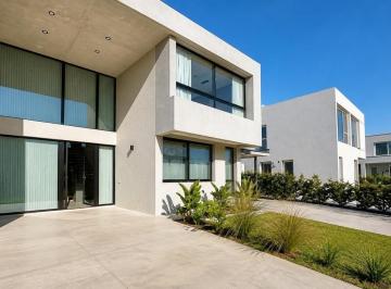 Casa · 329m² · 6 Ambientes · 2 Cocheras · Casa Chalet en Venta en Carpinchos, Nordelta, Tigre