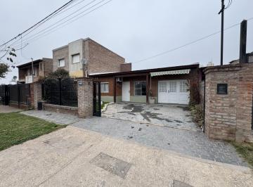Casa · 130m² · 5 Ambientes · 2 Cocheras · Casa en Venta - Pueblo Esther - 3 Dorm