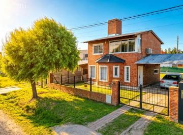 Casa · 110m² · 4 Ambientes · 2 Cocheras · Casa en Tierra de Sueños 3