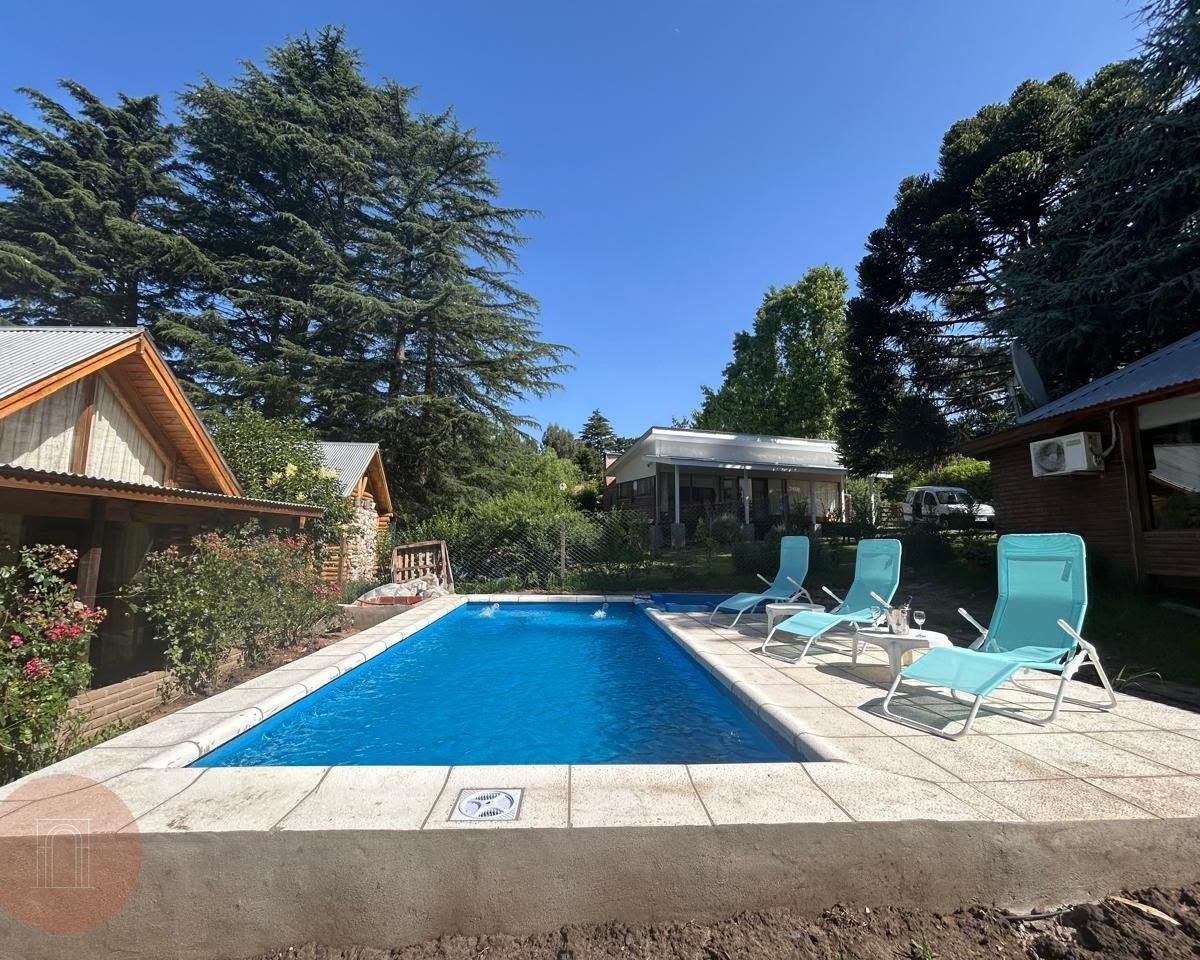 Excelente oportunidad de inversión en Sierra de los Padres. Se trata de un complejo compuesto por tres cabañas independientes, ubicado en un amplio lote de 686 m² sobre calle de granza.