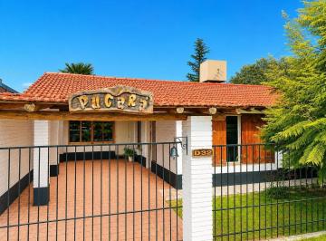 Casa · 200m² · 4 Ambientes · 2 Cocheras · Casa en Venta en Barrio Privado Bon Vent Coquimbito Maipu