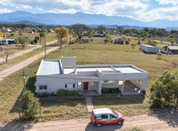 Casa · 120m² · 4 Ambientes · 1 Cochera · Casa en El Carmen