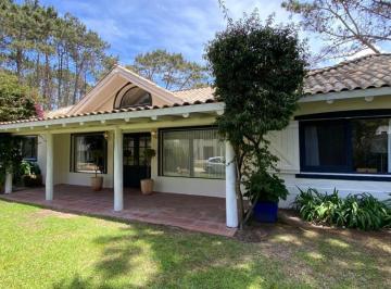 Casa · 135m² · 5 Ambientes · 1 Cochera · Casa en Alquiler en Laguna Blanca - Tm5946