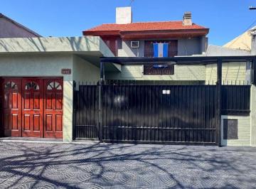 Casa de 4 ambientes, Lanús · Venta - Casa 4 Amb. con Gge Para 2 Autos, Jardin de Invierno, Fondo y Quincho Equipado - Impecable