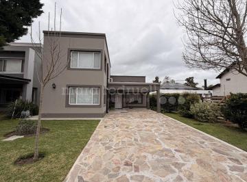 MRE-MRE-2027_2 · Venta Casa Country Chascomus Sobre 1 Lote, 3 Dorm 3 Banos, Piscina, Amoblada