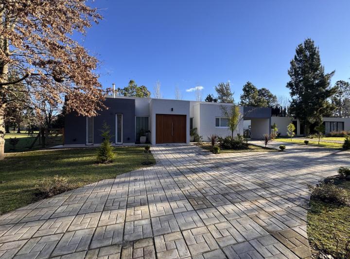 Casa · 170m² · 4 Ambientes · 4 Cocheras