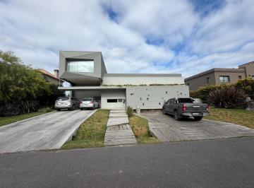 Casa · 374m² · 8 Ambientes · 6 Cocheras · Excelente Casa en Bcdo Bella Vista Chico