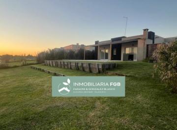 Casa · 170m² · 5 Ambientes · 2 Cocheras · Casa en Venta con Renta con Pileta y Salida a Laguna | Orientac Oeste | 3 Dorm | Depend | 4 Baños