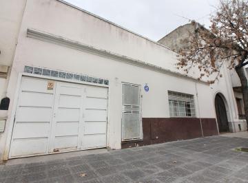 Casa · 150m² · 4 Ambientes · 1 Cochera · Impecable Casa de 4 Ambientes con Garage.