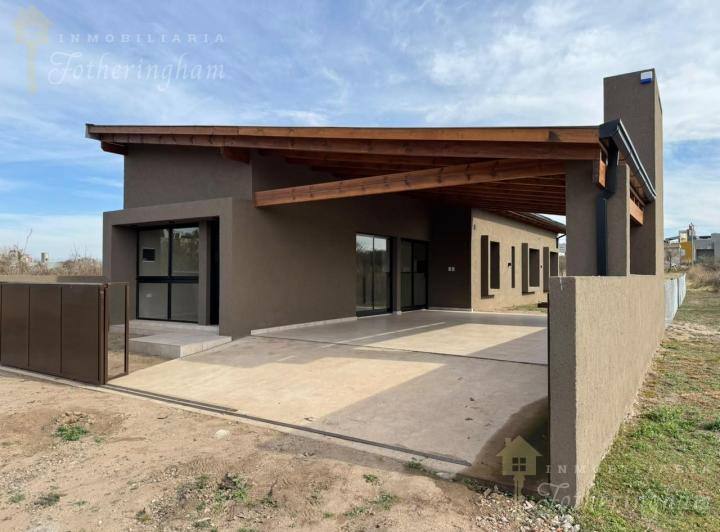 Casa · 136m² · 3 Ambientes · 2 Cocheras