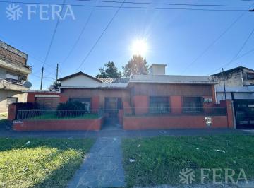Casa · 213m² · 6 Ambientes · 1 Cochera · Venta Casa Para Dos Familias con Fondo Libre en Ezpeleta Este