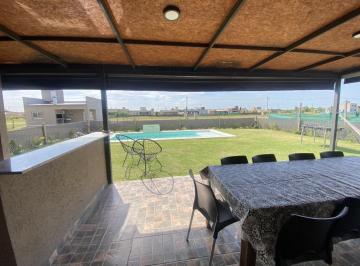 Casa · 68m² · 3 Ambientes · 3 Cocheras · Casa en Venta 3 Ambientes con Parrilla y Pileta