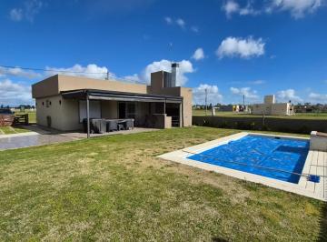 Casa · 68m² · 3 Ambientes · 3 Cocheras · Casa en Venta 3 Ambientes con Parrilla y Pileta