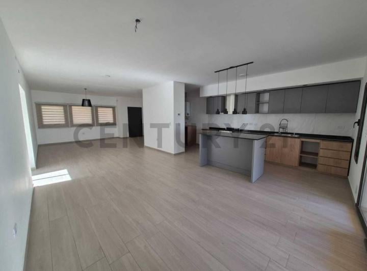 Casa · 176m² · 5 Ambientes · 2 Cocheras
