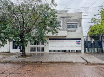 Casa de 10 ambientes, Resistencia · Casa 4 Dorm. en Macrocentro con Local Comercial Al Frente