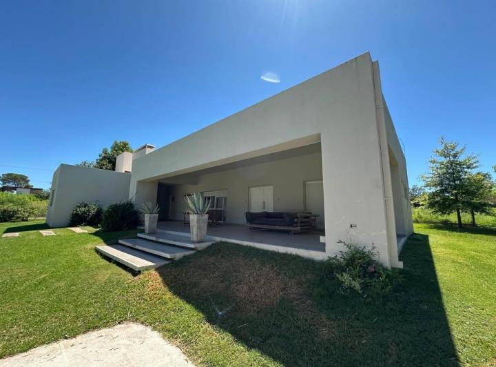 Casa · 420m² · 2 Ambientes · 1 Cochera