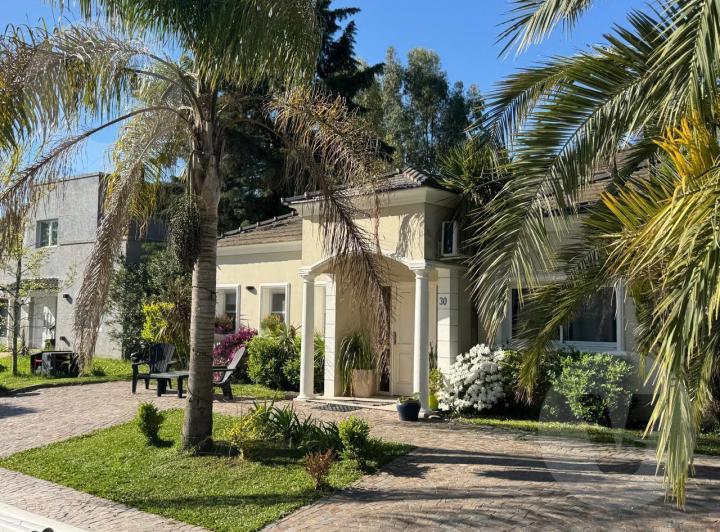 Casa · 730m² · 7 Ambientes · 3 Cocheras