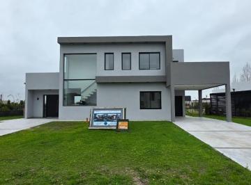 Casa · 210m² · 5 Ambientes · 6 Cocheras · Casa a Estrenar a La Laguna La Alameda