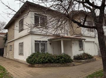 Casa de 4 ambientes, Vicente López · Chalet en 2 Plantas en Excelente Ubicación con Cochera