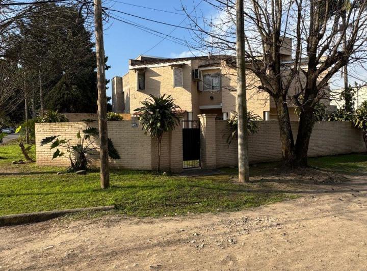 Casa · 180m² · 4 Ambientes · 1 Cochera