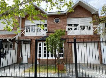 Casa · 300m² · 6 Ambientes · 2 Cocheras · Divina Casa Sobre Excelente Terreno en Olivos, a 3 Cuadras de Av Maipu