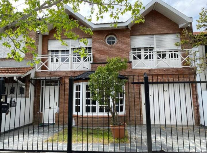 Casa · 300m² · 6 Ambientes · 2 Cocheras