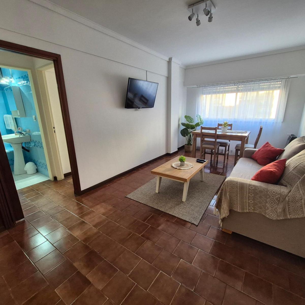 Departamento de dos ambientes a la calle. Living comedor. Cocina separada con bajomesada, alacenas y lavadero. Dormitorio externo con placard. Espacio de guardado y baño completo con bañera.