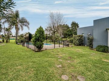 Casa · 143m² · 5 Ambientes · 2 Cocheras · Exclusiva Propiedad con Piscina en Barrio Privado Boca Ratón